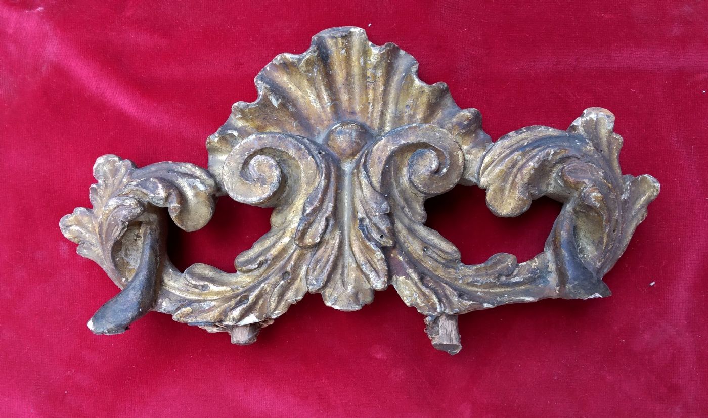 Piccola cimasa in legno dorato XVIII° sec. cm.23